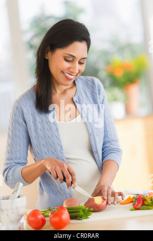 USA, New Jersey, Jersey City, Frau Schneiden von Gemüse Stockfoto
