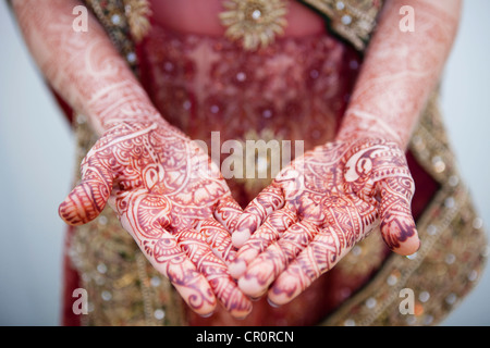 Kaukasische Frau mit indische Henna-Tattoos auf ihren Händen Stockfoto