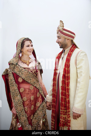 Braut und Bräutigam in traditionelle indische Hochzeit Kleidung Stockfoto