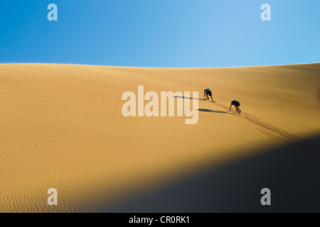 Hispanische paar Klettern Sanddüne Stockfoto