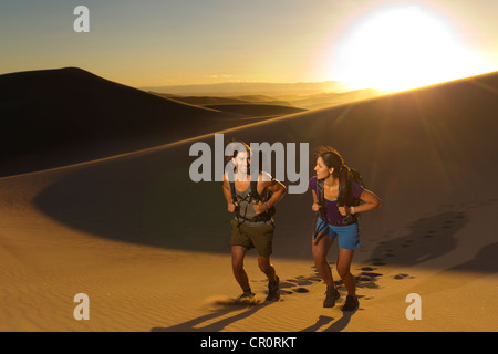 Hispanische paar zu Fuß hinauf Sanddüne Stockfoto