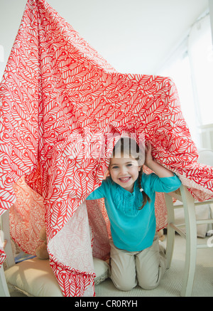 USA, New Jersey, Jersey City, kleine Mädchen (4-5 Jahre) spielen mit Vorhang Stockfoto