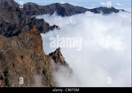 Blick von der Caldera-Rand über ein Meer der Wolken in den Nationalpark Caldera de Taburiente, La Palma, Kanarische Inseln, Spanien Stockfoto