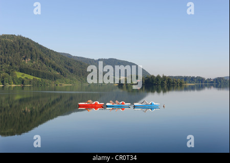 Drei Tretboote am See Schliersee, Upper Bavaria, Bavaria, Germany, Europe, PublicGround Stockfoto