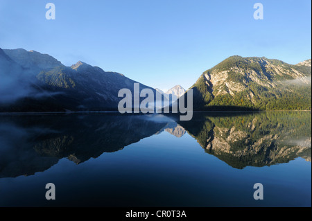 Plansee-See, Ammergauer Alpen, Ammergebirge Berge, mit Blick auf Berg Thaneller in den Lechtaler Alpen, Tirol, Österreich Stockfoto