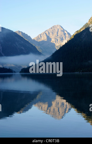 Plansee-See, Ammergauer Alpen, Ammergebirge Berge, mit Blick auf Berg Thaneller in den Lechtaler Alpen, Tirol, Österreich Stockfoto