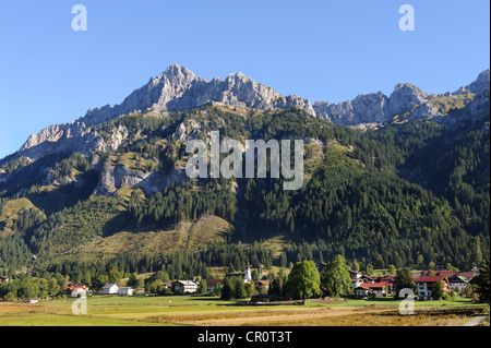 Nesselwaengle, Tannheimer Tal Tal, Gimpel Berg auf der linken Seite und Kellenspitze oder Koellenspitze Berg Stockfoto