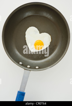Nahaufnahme von Spiegelei in Herzform auf Pfanne, Studioaufnahme Stockfoto