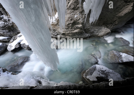 Eiszapfen über fließendes Wasser in der Schlucht der Partnachklamm in Garmisch-Partenkirchen, Werdenfelser Land/Region, Oberbayern Stockfoto