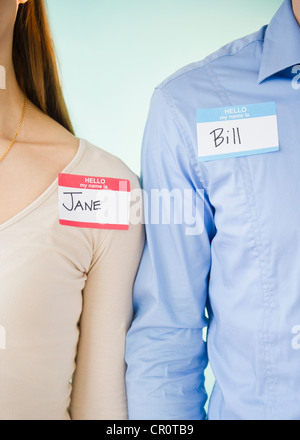 Nahaufnahme von Mann und Frau, Arm in Arm, Studio gedreht Stockfoto