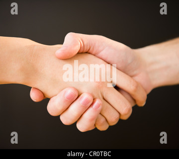 Nahaufnahme von Handshake, Studio gedreht Stockfoto
