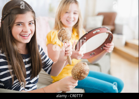 USA, New Jersey, Jersey City, zwei Mädchen, die Musizieren auf Instrumenten Stockfoto