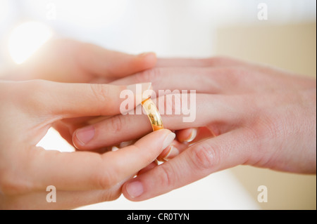 USA, New Jersey, Jersey City, Nahaufnahme des Mannes und der Frau die Hände mit Ehering Stockfoto