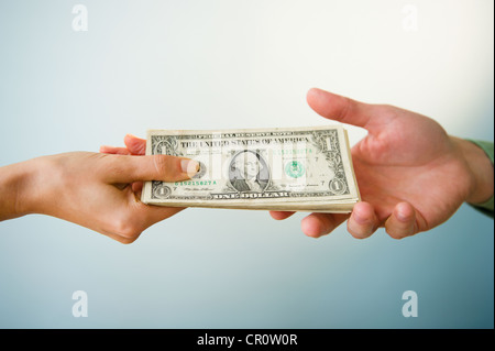 Nahaufnahme eines Mannes und Weibes Hände halten Banknoten, Studio gedreht Stockfoto