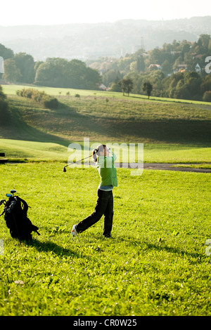Frau spielt Cross golf Stockfoto
