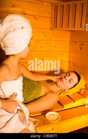 Junge Frau und Mädchen in der sauna Stockfoto