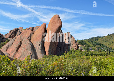 Felsformationen aus rotem Sandstein und einer kleinen Wohnsiedlung in München-Staatspark, Fountain Valley Trail, Denver, Colorado Stockfoto