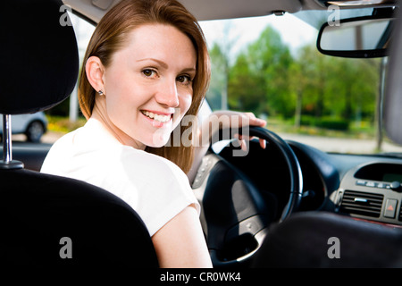 Junge Frau, die Auto fahren Stockfoto