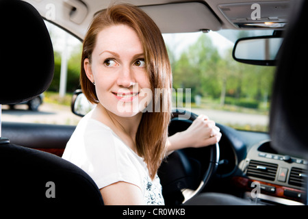 Junge Frau, die Auto fahren Stockfoto