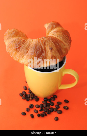 Tasse Kaffee mit einem croissant Stockfoto