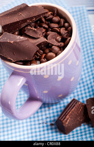 Tasse mit Kaffee und Schokolade Stockfoto