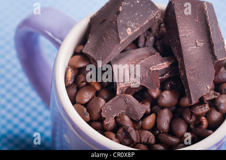 Tasse mit Kaffee und Schokolade Stockfoto