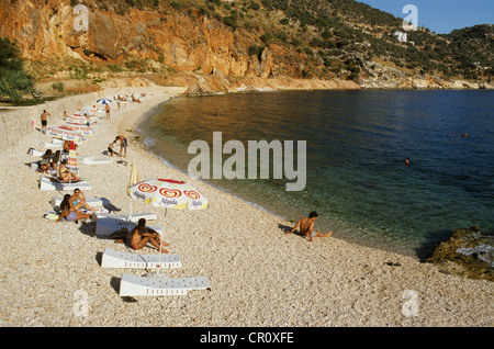 Türkei, Mittelmeerregion, türkische Riviera, Lykien, Kalkan, Touristen am Strand Stockfoto