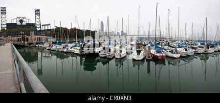 Segelschiffe in South Beach Harbor hinter AT&T Park mit der Skyline von San Francisco und die Bay Bridge in der Ferne. Stockfoto