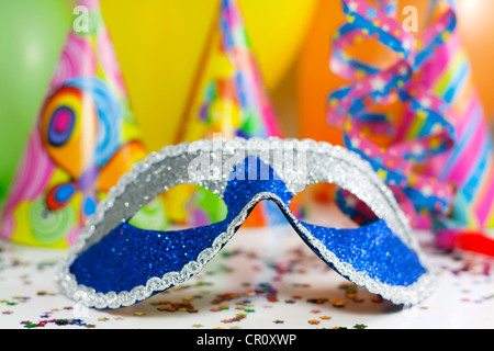 Frohes neues Jahr-Hintergrund mit Karneval Maske Serpentinen Konfetti und Luftballons Stockfoto