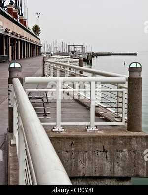 Die Zick-Zack-Geländer entlang der Promenade oder die Promenade an der Mission Bay-Seite des AT&T Park in San Francisco, CA Stockfoto