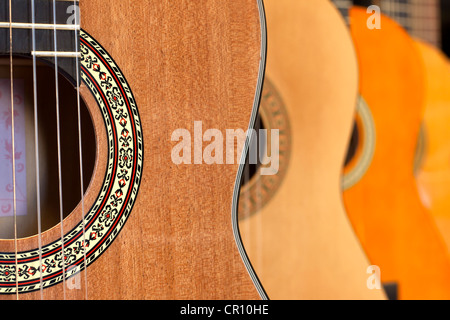 Viele Gitarren im Shop abstrakten Hintergrund Stockfoto