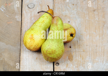 Drei Birnen auf hölzernen Hintergrund angeordnet Stockfoto