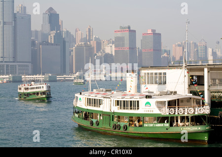 China, Hong Kong, Star Ferry Pier, Fähren mit Central District im Hintergrund Stockfoto