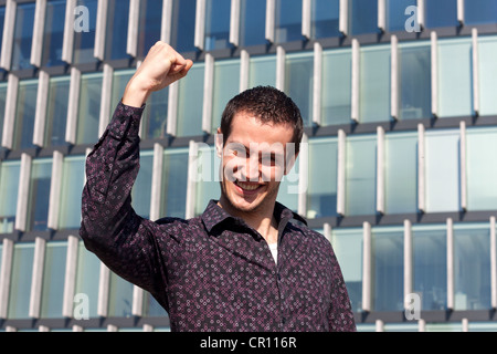 Glücklich, junger, erfolgreicher Geschäftsmann Student gegen Büro in der Stadt Stockfoto