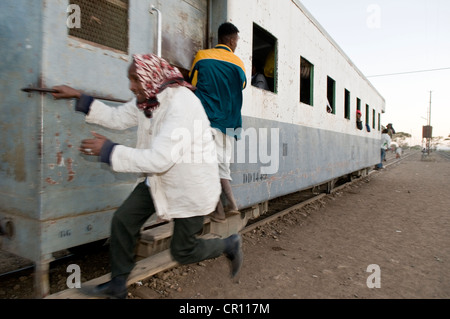 Äthiopien, Afar-Region, Awash Saba, Zug auf die einzige Eisenbahnstrecke zwischen Dschibuti und Äthiopien, von den Franzosen gebaut Stockfoto