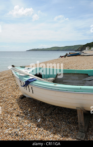 Ein Holzboot auf dem Pebble Beach in Beesands, South Devon, UK. Stockfoto