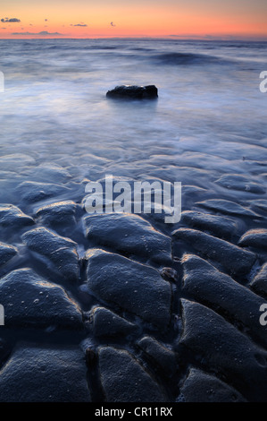 Abstrakte Muster in den Kalkstein am Lilstock Strand, Somerset, UK. Stockfoto