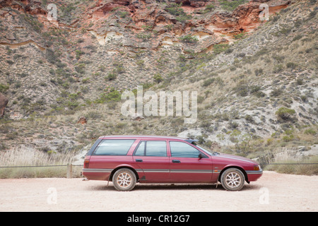 Eine australische 1993 Ford Flakon Ed Wagen abgestellt im australischen Outback. Stockfoto