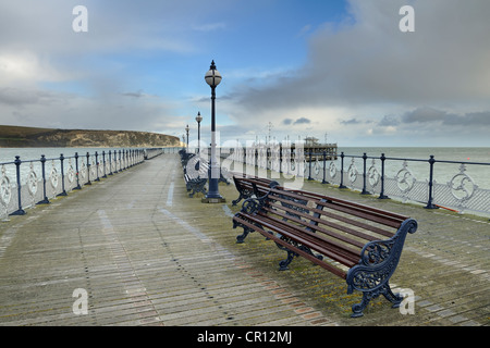 Reihen von Bänken auf der alten Mole in Swanage, Dorset, UK. Stockfoto