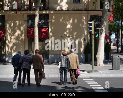 Calle de Serrano in Madrid, eines der exklusivsten Einkaufsstraßen der Welt, in der gehobenen Stadtteil Salamanca. Stockfoto