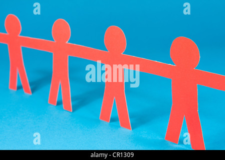 rot menschliche Figuren in einer Reihe auf blauem Hintergrund. flachen DOF. Stockfoto