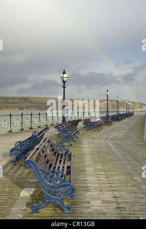 Reihen von Bänken auf der alten Mole in Swanage, Dorset, UK. Stockfoto