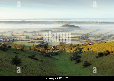 Ansicht der Nebel über den Somerset Levels, gesehen von Batcombe Höhle auf der Mendip Hills, Somerset, UK. Stockfoto