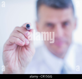 Mann mit Filzstift Tipp Stockfoto