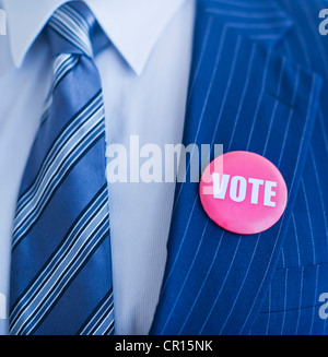 Abstimmung-Pin am Revers des Mannes Stockfoto