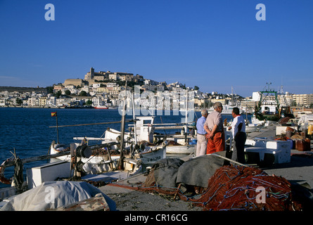 Spanien Balearen Ibiza Eivissa (Ibiza Stadt) Dalt Vila (hohe Stadt) aufgeführt als Weltkulturerbe von der UNESCO im Hintergrund Stockfoto