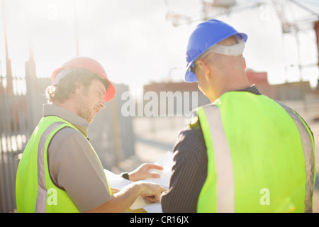 Bauarbeiter im Gespräch vor Ort Stockfoto