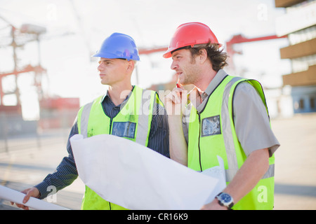 Bauarbeiter im Gespräch vor Ort Stockfoto