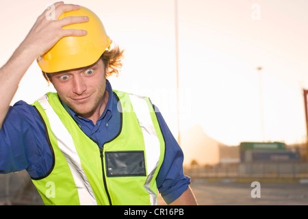 Bau-Arbeiter tragen Schutzhelm Stockfoto