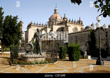 Spanien, Andalusien, Jerez De La Frontera, die Kathedrale und die Statue von Tio Pepe Stockfoto